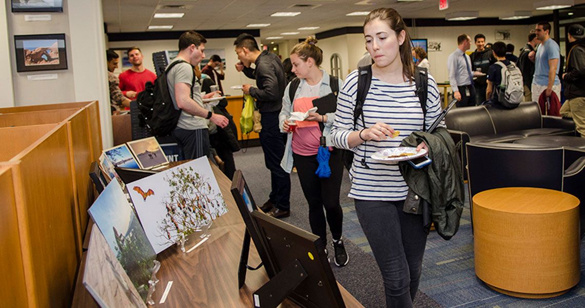 Students eating and looking at pictures