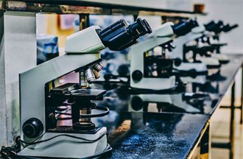 A table of microscopes