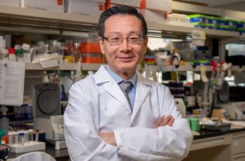 Dr. Rong Li posing for a portrait in his lab
