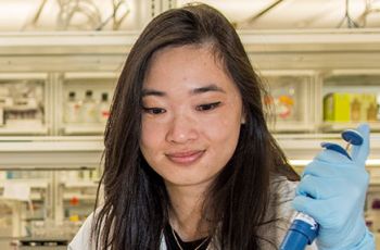 MD student Stephanie Kao holding a pipette in a lab