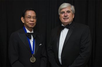  Dr. Pedro A. Jose Receiving the American Heart Association’s 2015 Excellence Award