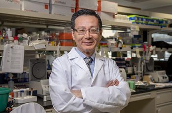 Photo of Rong Li in his laboratory