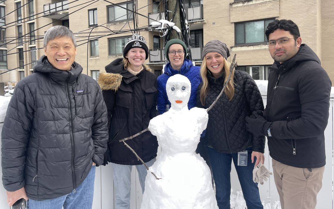 Seto lab members building a snowman